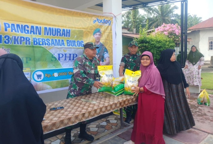 Jaga Satabilitas Harga Beras, Babinsa Koramil 16/Tapung Gelar Gerakan Pangan Murah