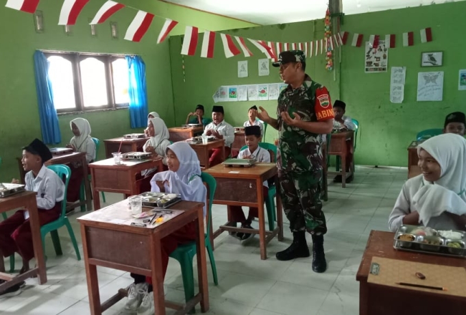 Babinsa Koramil 07/ Kampar Serda Eem Frince Mendampingi Kegiatan Makan Bergizi Untuk Anak Sekolah 