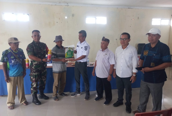 Babinsa Serma Fauzi Warman Hadiri Sosialisasi dan Penyerahan Bibit Padi Gogo dari Dinas Pertanian