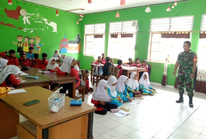 Tarik Minat Pelajar, Babinsa Koramil 16/ Tapung Ajarkan Metode Gasing Kepada Siswa/i SD N 010 Tapung