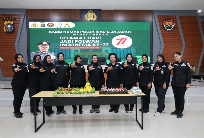 Bidhumas Polda Riau Rayakan Hari Jadi Polwan Ke 77 dengan Potong Tumpeng 