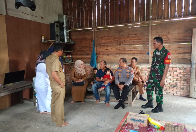Wakili Danramil 01/Bkn Serka Wilian Bersama Forkopimcam Bangkinang Kota Salurkan Baksos 