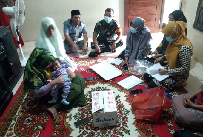 Pastikan Terbebas Dari Stunting, Babinsa Koramil 06 Siak Hulu Bersama Nakes Datangi Rumah Warga
