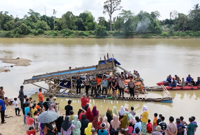 Polres Kuansing Gelar Patroli Gabungan, 55 Rakit PETI Ditemukan di Sungai Kuantan