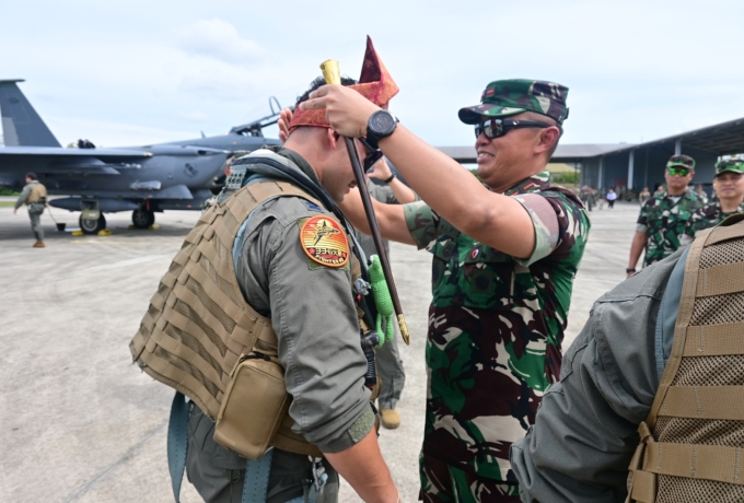 F-15 USAF Hiasi Langit Pekanbaru, Cope West 2025 Dimulai dengan Hangatnya Persahabatan