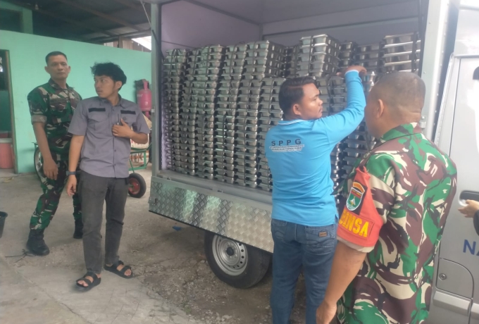 Babinsa Koramil 01/Bkn Dampingi Pendistribusian Perdana Makan Bergizi Gratis di Bangkinang Kota 