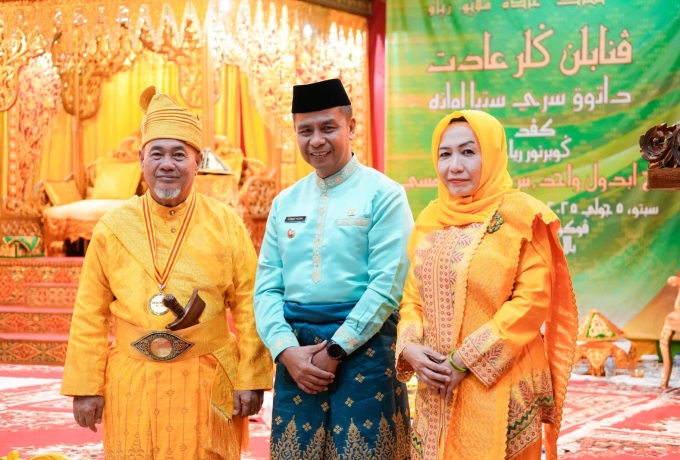 Bupati Kampar Ahmad Yuzar Hadiri Penabalan Gelar Adat Datuk Seri Setia Amanah kepada Gubernur Riau 