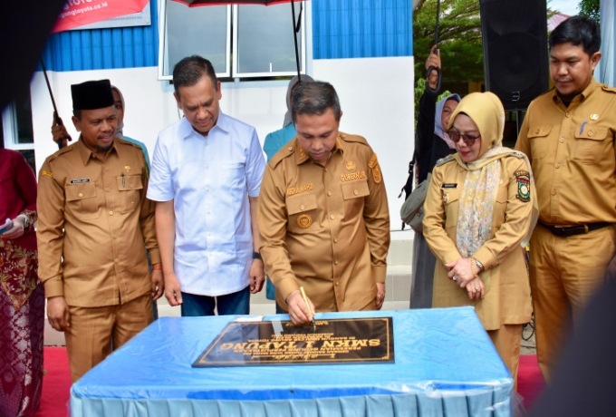 Bersama Gubernur Riau, Wakil Bupati Kampar Resmikan Perpustakaan Ramah Lingkungan di SMKN I 