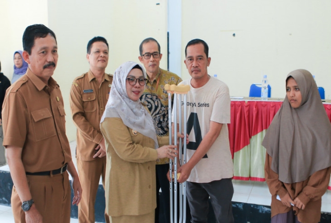 Wabup Kampar Serahkan Langsung Bantuan Atensi Bagi Penyandang Disabilitas