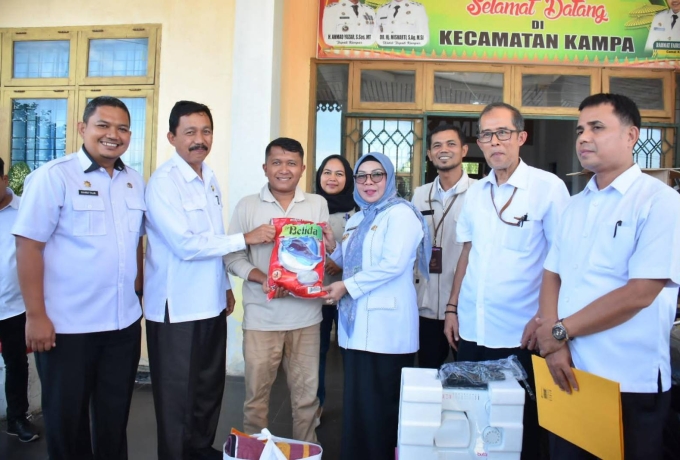 Bantu Masyarakat Wabup Kampar Serahkan Bantuan Kepada 47 Penyandang Disabilitas