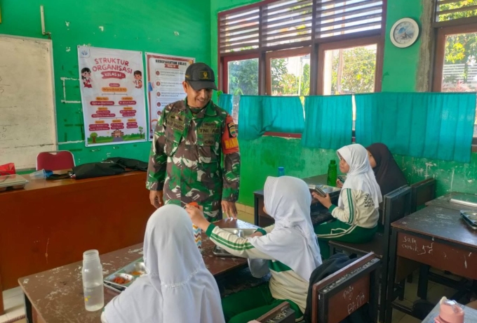 Dukung Program Pemerintah Pemenuhan Gizi Anak, Babinsa Koramil 16/Tapung Pantau Pelaksanaan MBG