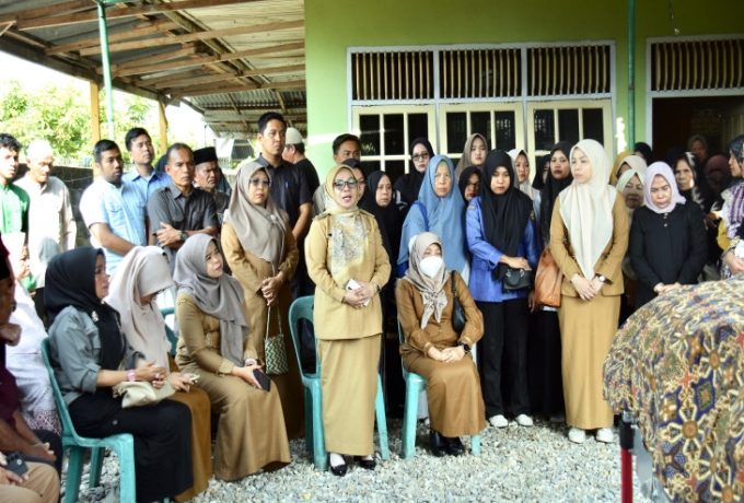 Wakil Bupati Kampar dan Ketua TP-PKK Kampar Lepas Almarhumah Desmiati 