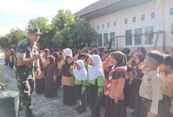 Babinsa Koramil 01/Bkn Ciptakan Disiplin Sejak Dini dan Berikan Materi PBB kepada Murid SD