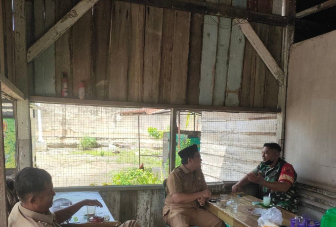 Serda Jefrijal Babinsa Koramil 10 Kunto Darusalam Melaksanakan Komsos 