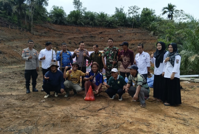Bersama Pemdes dan Polsek, Babinsa Koptu Dedi Suprapto Tanam Bibit Jagung Pipil di Desa Lubuk Agung 