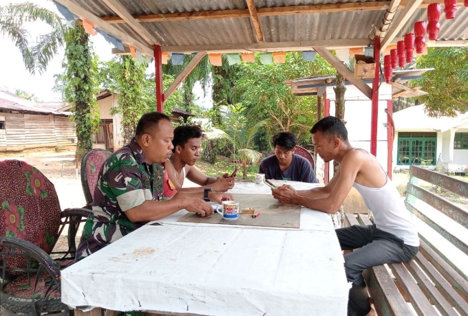 Babinsa Koramil 13/ Rokan Komsos Ingatkan Bahaya Narkoba dan Judol Kepada Generasi Muda