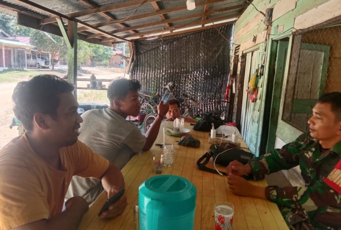 Tingkatkan Kerjasama Yang Baik, Babinsa Komsos Bersama Masyarakat di Desa Pekan Tebih