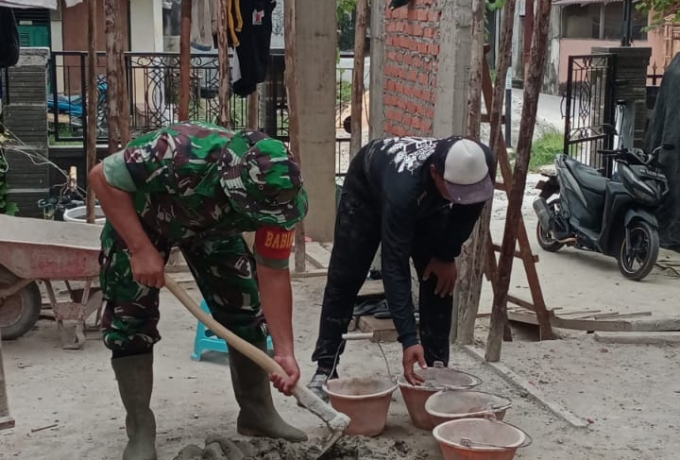 Terapkan 8 Wajib TNI, Babinsa Koramil 06 Siak Hulu Bantu Bangun Rumah Warga