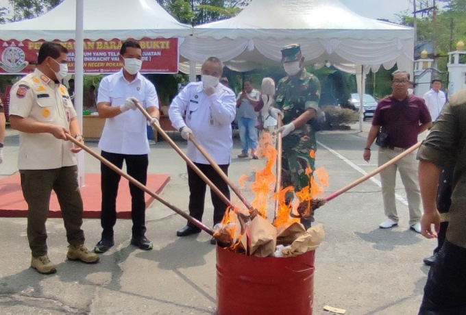 Bati Tuud Koramil 02 Rambah Hadiri Pemusnahan Barang Bukti di Kejari Rokan Hulu