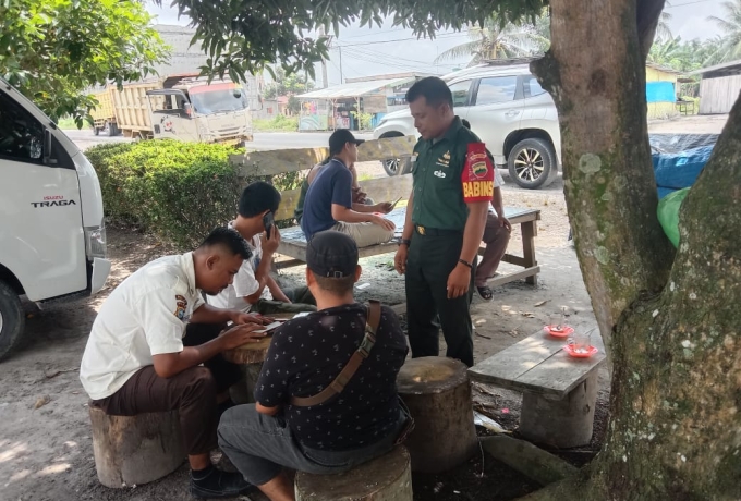 Babinsa Koramil 14 kepenuhan Komsos Dengan Mitra Karib, Jalin Kedekatan Dan Silaturahmi