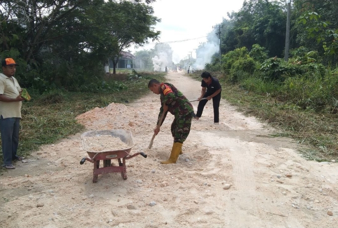 Babinsa Koramil 07/Kampar Bersama Warga Gotong Royong Timbun Jalan Rusak