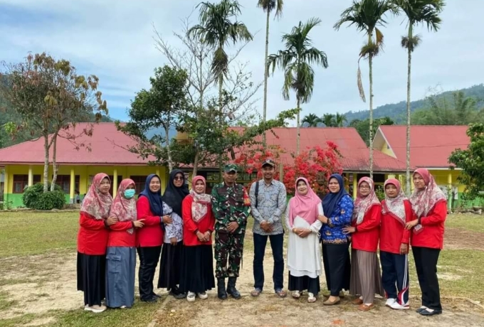 Babinsa Komsos Dengan Siswa SD, Beri Arahan Menjadi Anak Disiplin