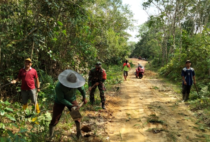 Babinsa Koramil 03/ Bunut Gelar Gotong Royong Bersama Warga di Desa Lubuk Raja