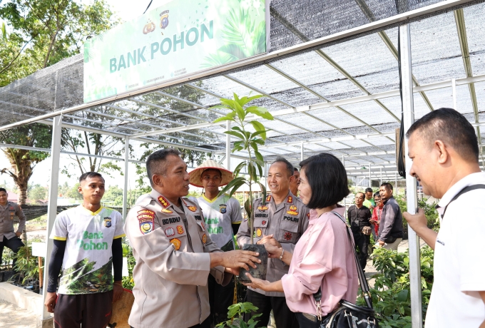 Gerakan Hijau Polda Riau, Bank Pohon Hadirkan Solusi Lingkungan