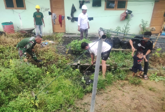 Babinsa Koramil 11/Tambusai Bantu Warga Bersihkan Drainase