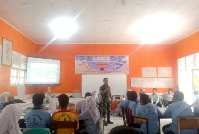 Tanamkan Jiwa Kepemimpinan, Babinsa Koramil 16/Tapung Beri Materi LDKS Kepada Siswa