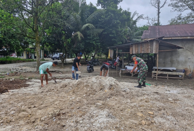 Peduli Masyarakat, Babinsa Koramil 07/Kampar Gotong Royong Bangun Mushollah