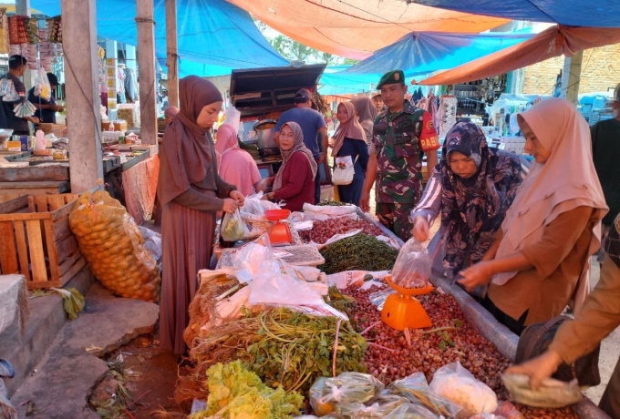 Cek Harga Sembako, Babinsa Koramil 13/ Rokan Patroli di Pasar Tradisional