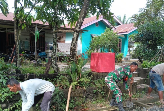 Babinsa Koramil 10 Kunto Darussalam Kodim 0313/KPR Goro Bersama Warga 