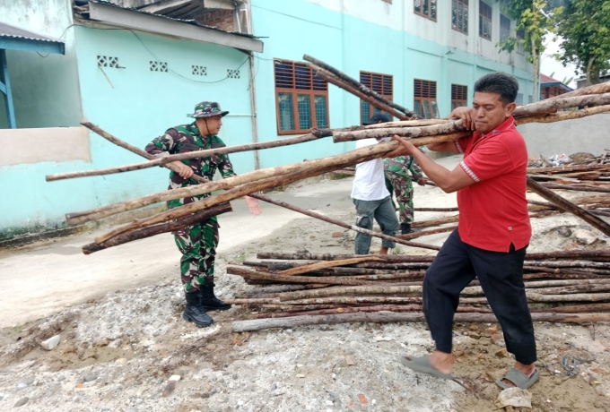 Percepat Rehab Sekolah Dasar, Babinsa Gotong Royong Karya Bakti Bersama Warga