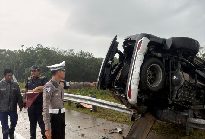 Fortuner Kecelakaan Tunggal di Tol Pekanbaru Bangkinang, Tiga Orang Terluka