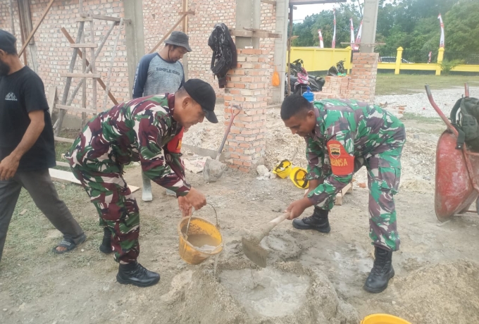 Babinsa Hadir Sebagai Sahabat Rakyat, Bantu Warga Bangun Rumah