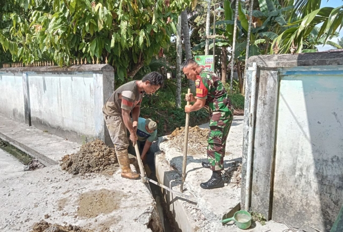 Babinsa Koramil 07/ Kampar Sertu Mulawarman Goro Dengan Warga Bangun Gapura