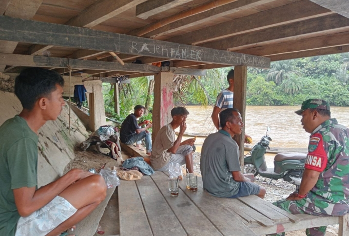 Babinsa Ingatkan Warga Desa Rokan Koto Ruang Agar Tidak Buang Sampah ke Sungai