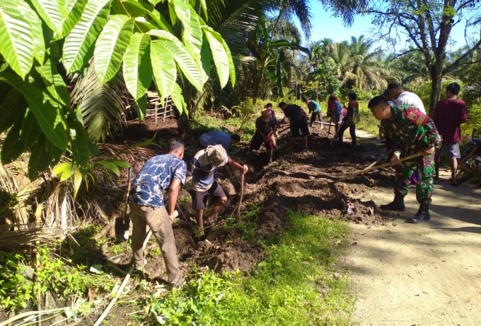 Babinsa Koramil 07/Kampar Kodim 0313/KPR Bersama Warga Gotong Royong Bangun Irigasi Untuk Sawah