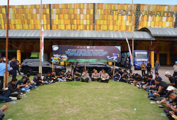 Kapolda Riau Ajak Doa dan Makan Bersama Suporter PSPS Pekanbaru di Stadion Kaharuddin Nasution