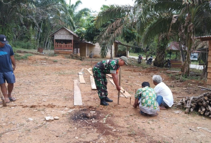 Babinsa Koramil 13/Rokan IV Koto Bantu Warga Bangun Pondasi Rumah di Desa Sei Kandis