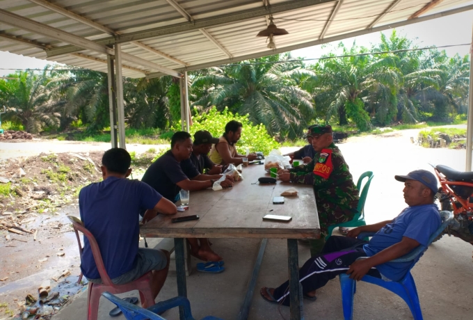 Danpos Koramil 03/Bunut Laksanakan Komsos Di Desa Binaan, Serta Jaga Kebersamaan dengan Masyarakat