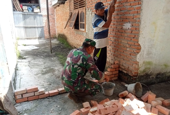 Semakin Tanggap Bersama Rakyat, Babinsa Serda Eem Frince Bantu Renovasi Rumah Warga