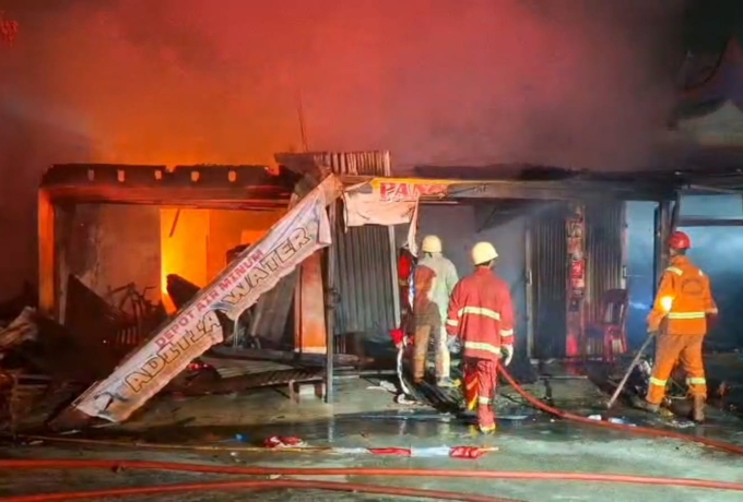 Kebakaran Hanguskan Rumah dan Tiga Kios di Jalan Cipta Karya