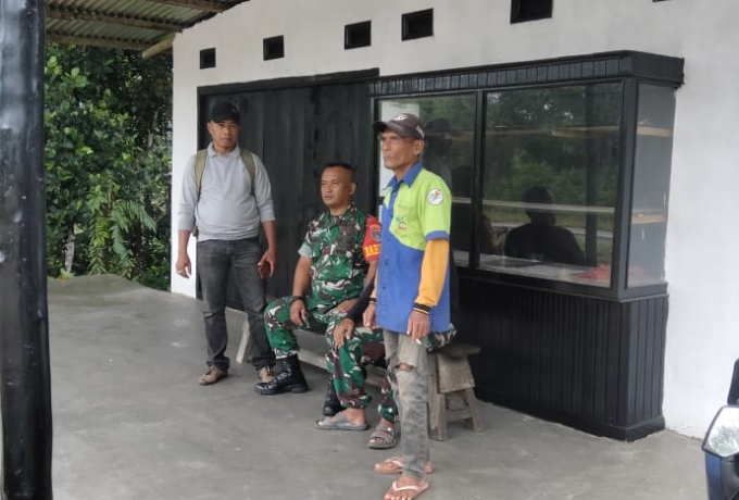 Babinda Sertu Purwanto Lakukan Komsos dengan Masyarakat Kelurahan Batu Bersurat