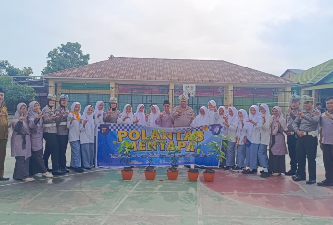 Ditlantas Polda Riau Ajak Siswa SMK  Tertib Berlalu Lintas dan Cinta Lingkungan