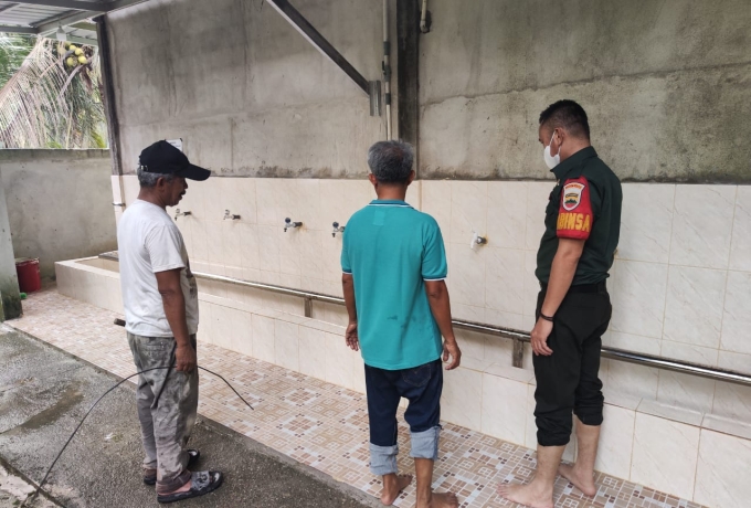Sertu Harpani, Babinsa Koramil 07/Kampar Goro Bersihkan Perkarangangan Masjid