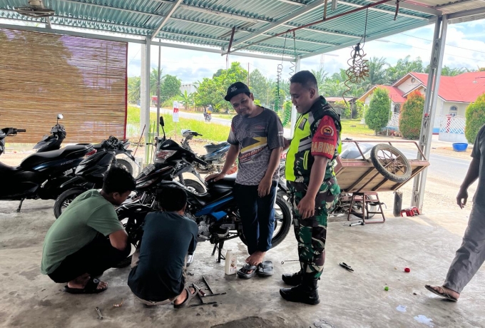 Ciptakan Situasi Aman Dan Kondusif, Babinsa Patroli Di Seputaran Wilayah Atau Desa Binaan