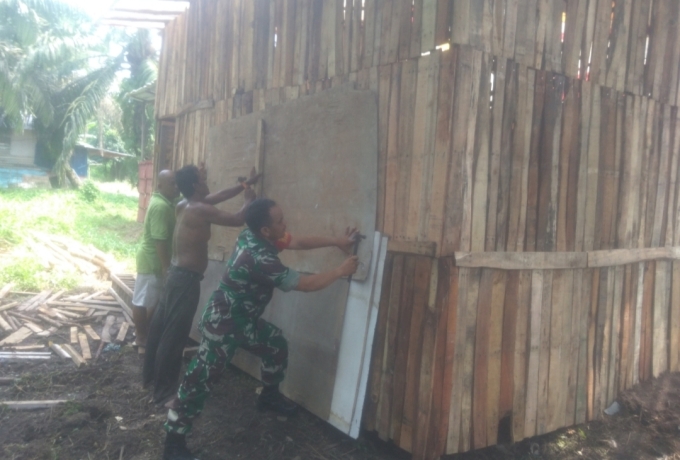 Ciptakan Sinergi TNI Bersama Rakyat, Babinsa Desa Rumbio Bantu Bangun Rumah Warga