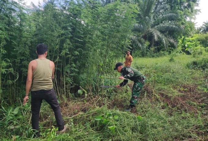 Melalui Gotong royong Babinsa Berupaya Membangun Sinergitas Agar Selalu Solid